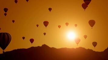 levendig heet lucht ballonnen Bij zonsondergang video