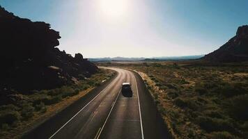 Drohne Kamera folgt Minivan Auto drehen links auf Wüste Autobahn Straße zwischen Atem video