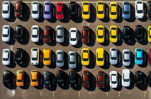 ai generado un grande número de carros forrado arriba en un estacionamiento lote foto