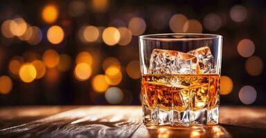 ai generado vaso de whisky con hielo cubitos en mesa a bar foto