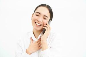 retrato de asiático corporativo mujer, mujer de negocios negociaciones en móvil teléfono, tiene conversacion terminado Teléfono móvil, Hablando en teléfono, blanco antecedentes foto