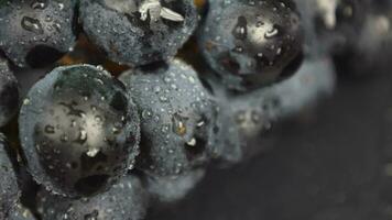 uva frutta con gocce acqua video
