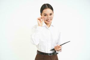 hermosa asiático mujer, empresario con digital tableta, trabajando en negocio proyecto, líder reunión y mirando a notas en dispositivo, blanco antecedentes foto