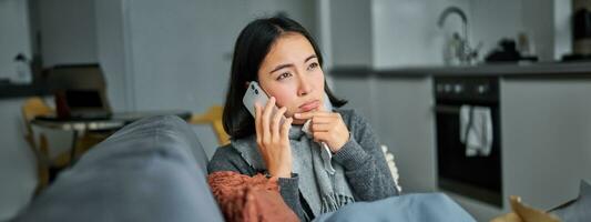 retrato de enfermo mujer vocación su médico clínica, teléfono llamada cita con gp, atrapado frío y corsé a hogar foto