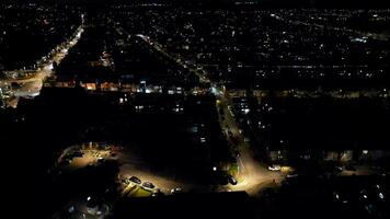 Alto ângulo Visão do iluminado britânico cidade durante noite. Luton, Inglaterra Reino Unido. dezembro 23, 2023 video