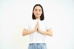 yoga y consciencia. sonriente relajado asiático chica, meditando, lo hace consciente de, bienestar ejercicios, blanco antecedentes foto