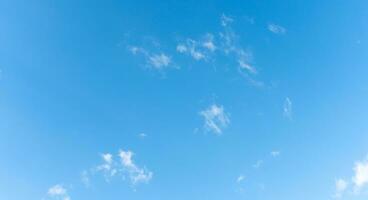 hermosa azul cielo con extraño forma de nubes en el Mañana o noche usado como natural antecedentes textura en decorativo Arte trabajar. foto