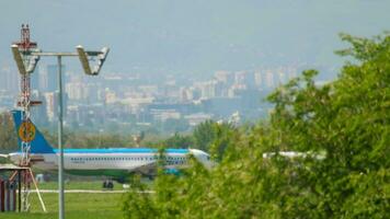 uzbekistan flygbolag taxning video