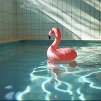 ai generado un nadando piscina con un inflable flamenco flotante en el agua foto