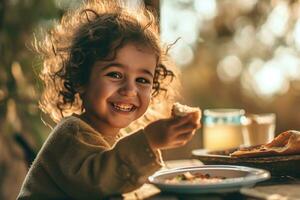 ai generado un joven niño sonriente mientras comiendo un brindis foto