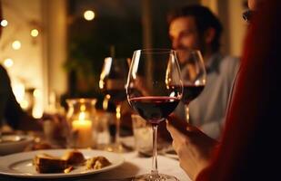 ai generado personas Bebiendo rojo vino a un cena fiesta comida foto