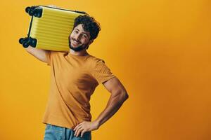 retrato estilo de vida hermoso amarillo caucásico joven caja fotogénico antecedentes sostener concepto hombres persona foto