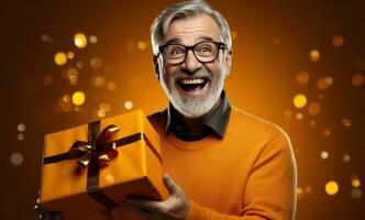 ai generado contento hombre en lentes participación un amarillo regalo caja foto