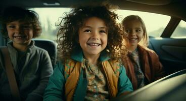 ai generado cuatro amigos son conducción en un coche sonriente foto