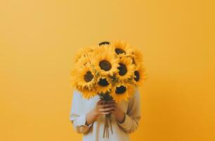 ai generado un mujer es participación un ramo de flores de brillante amarillo girasoles foto