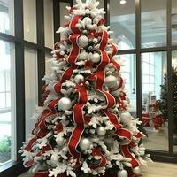 acogedor vivo habitación con hermosa Navidad árbol y rojo regalos en moderno interior. interior de vivo habitación decorado para alegre Navidad con medias, regalo cajas y Navidad accesorios por ai generado foto