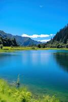 ai generado un sereno lago rodeado por lozano verde montañas y un claro azul cielo en el antecedentes foto