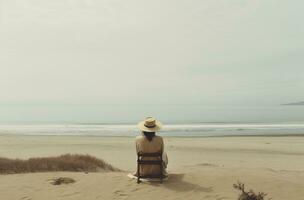 ai generado mujer en sombrero sentado en playa en frente de el mar foto