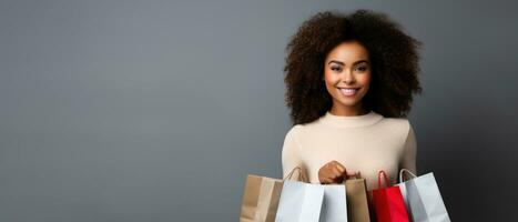 ai generado retrato de africano mujer participación compras bolso en estacional Días festivos rebaja aislado en gris antecedentes foto