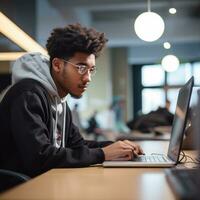 ai generado un estudiante sentado a un escritorio, mirando a un computadora pantalla con un grave expresión foto