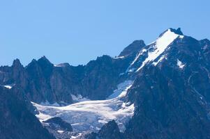 un montaña pico con nieve en eso foto