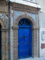 un azul puerta con un decorativo modelo foto