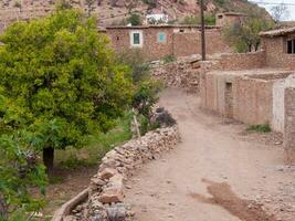 a dirt road photo