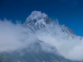 un montaña cubierto en nubes foto