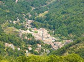 un pequeño pueblo anidado en el montañas foto