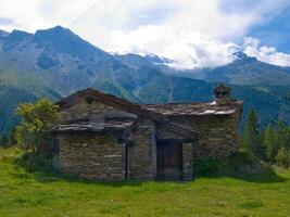 un pequeño Roca edificio foto