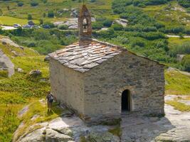 a small stone building photo