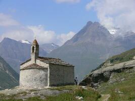 a small stone building photo