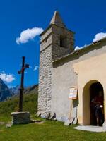 un Iglesia con un cruzar foto