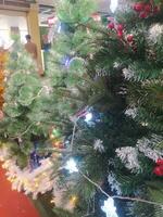 Navidad árbol decoraciones son completar con accesorios foto