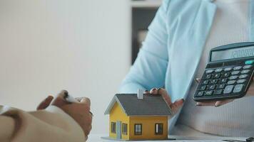 real inmuebles agentes y nuevo propietarios firmar hogar ventas o arrendamiento acuerdos. Listo a firmar un hogar o oficina préstamo acuerdo video