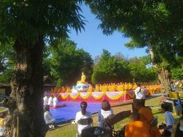 budistas sostener rituales a borobudur templo foto