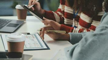 negocio equipo reunión trabajando con nuevo puesta en marcha proyecto, discusión y análisis datos el cartas y gráficos digital tableta, calculadora, ordenador portátil computadora usando, negocio Finanzas y contabilidad concepto. video