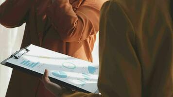 negocio equipo reunión trabajando con nuevo puesta en marcha proyecto, discusión y análisis datos el cartas y gráficos digital tableta, calculadora, ordenador portátil computadora usando, negocio Finanzas y contabilidad concepto. video