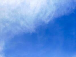 azul cielo antecedentes con minúsculo Cloudscape como antecedentes o fondo de pantalla foto