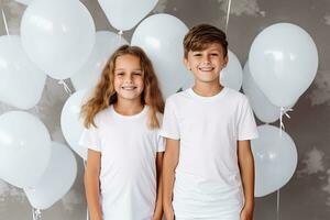 ai generado chico y niña en blanco camisetas con blanco globos foto