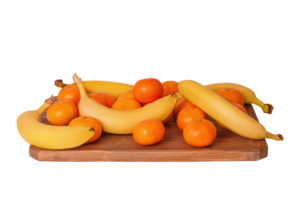 salutare cibo, frutta isolato. banane e mandarini menzogna su un' di legno Marrone tavola. png