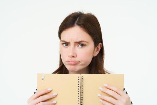 retrato de niña mirando desconcertado, perplejo cara de mujer, participación computadora portátil, confuso por algo, en pie terminado blanco antecedentes foto