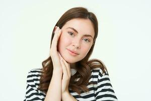 retrato de licitación, hermosa joven mujer, toques su claro, brillante piel, sin imperfecciones o acné, concepto de maquillaje y cosmetología, blanco antecedentes foto