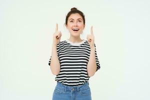 estilo de vida y anuncio concepto. joven sonriente mujer, moderno chica, señalando dedo a promoción, demostración bandera, sitio con texto, aislado en blanco antecedentes foto