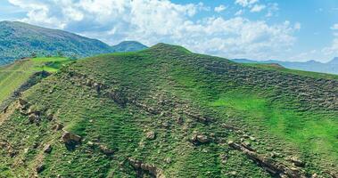 natural montaña paisaje, ladera de la montaña con piedras, césped y caminos de cabras foto