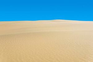 Desierto paisaje, arena dunas debajo azul cielo foto