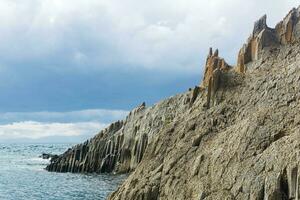 natural paisaje con un escarpado acantilado doblada de columna basalto en el costa foto