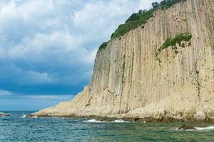 costa de kunashir isla con de columna basalto acantilado, capa stolbchaty foto