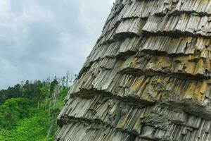 costero acantilado compuesto de de columna basalto en el isla de kunashir foto