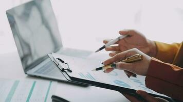 negocio equipo reunión trabajando con nuevo puesta en marcha proyecto, discusión y análisis datos el cartas y gráficos digital tableta, calculadora, ordenador portátil computadora usando, negocio Finanzas y contabilidad concepto. video